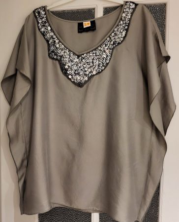 Edles Seidentop Gr. 40 mit Pailletten-Verzierung