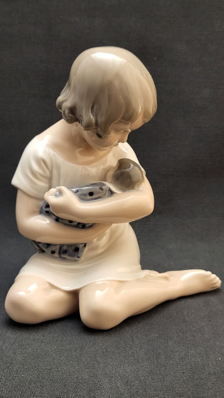 Royal Copenhagen Statuette: Mädchen mit Puppe ROYAL COPENHAGEN – Usato da Basel venduto da spinne02