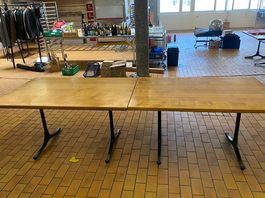 6 Tische Massivholz mit Gussfuss  ideal für Gastro & Events