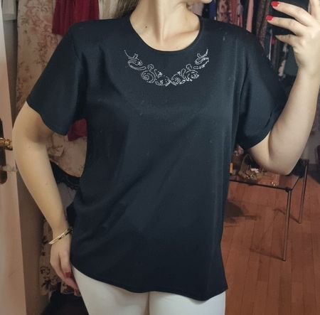 Schwarzes Shirt mit Strassverzierung Grösse XL