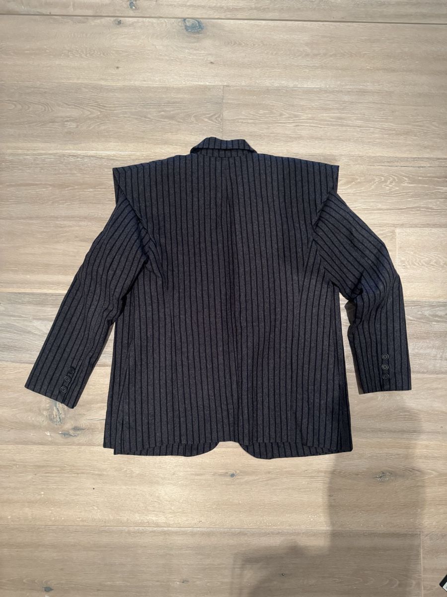 Jacquemus Giacche: Jacquemus grey pinstripe, reconstructed blazer, new – Nuovo e nell'imballaggio originale da Zürich venduto da EShopping81 4