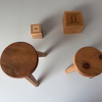 Holzhocker und Holzschachtel