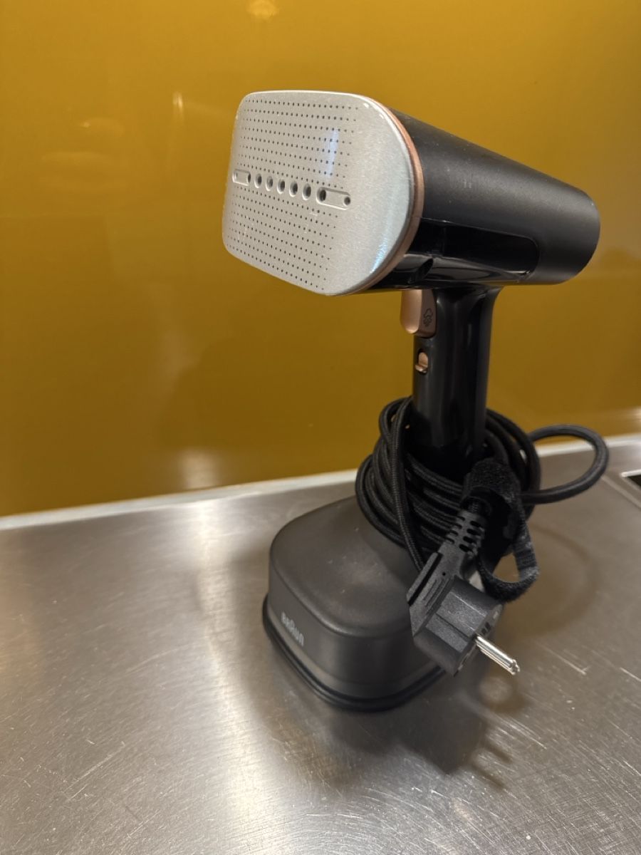 Braun Ferri da stiro: Braun Quickstyle 7 Dampfbügelstation – Usato da Dübendorf venduto da Dana00