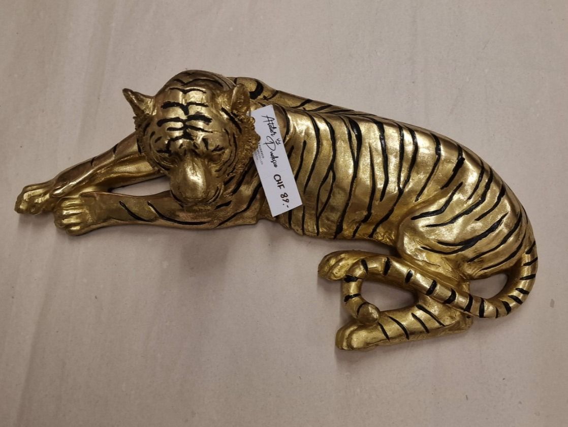 Statuette: Tiger liegend gold Optik – Nuovo e nell'imballaggio originale da Schaffhausen venduto da AtelierPudesco 2