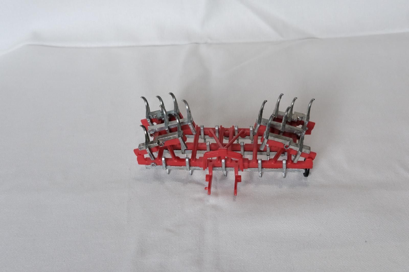 Britains Kit di modellismo & Modellini statici: Valmet 805 Traktor Britains mit Grubber vintage – Usato da Aesch BL venduto da aligator010 9