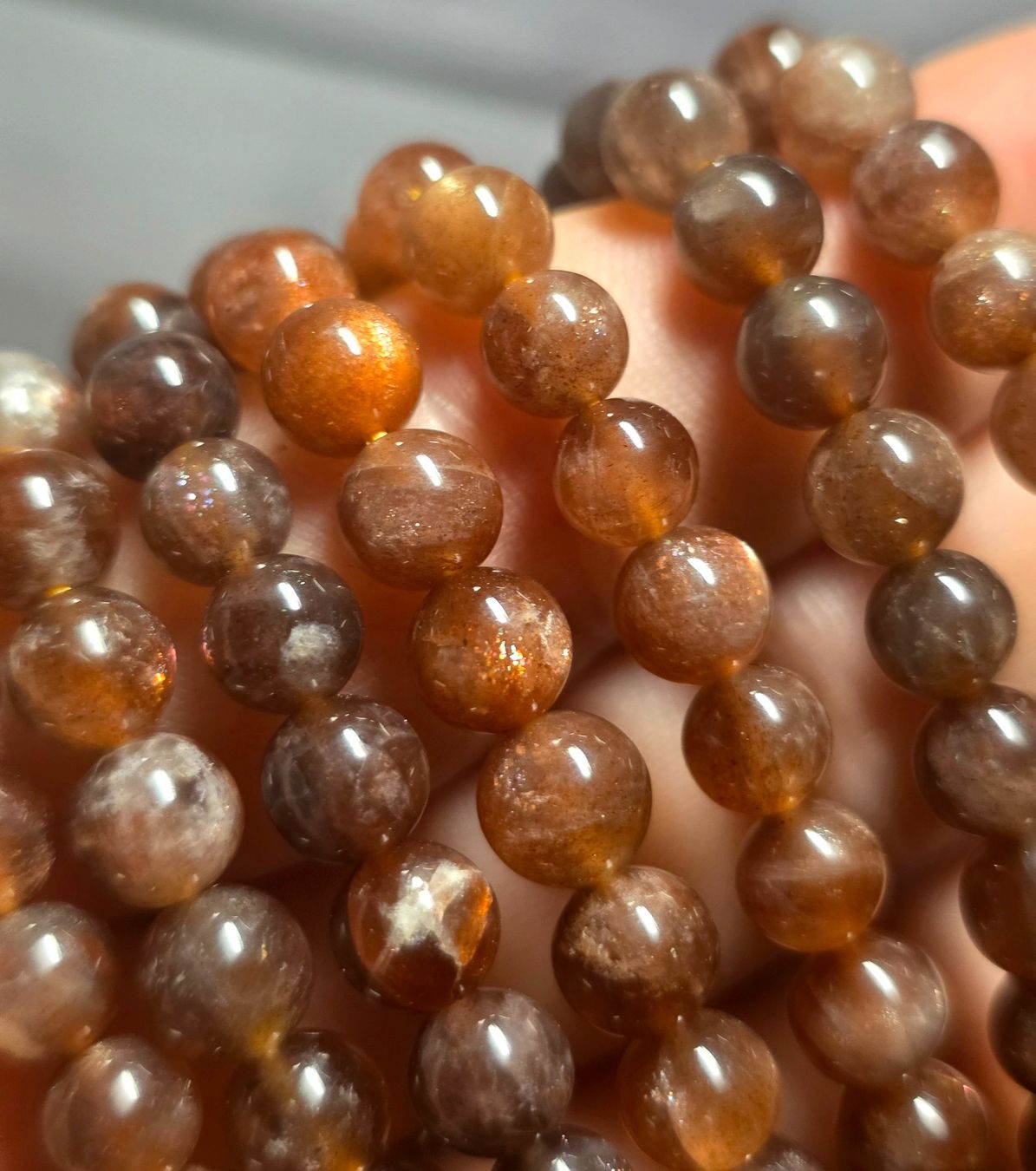 Minerali & Pietre curative: Dunkles Arusha Sonnenstein/Backbone Mondstein Mix Armband – Nuovo e nell'imballaggio originale da Matzingen venduto da Shay_Crystalz 2