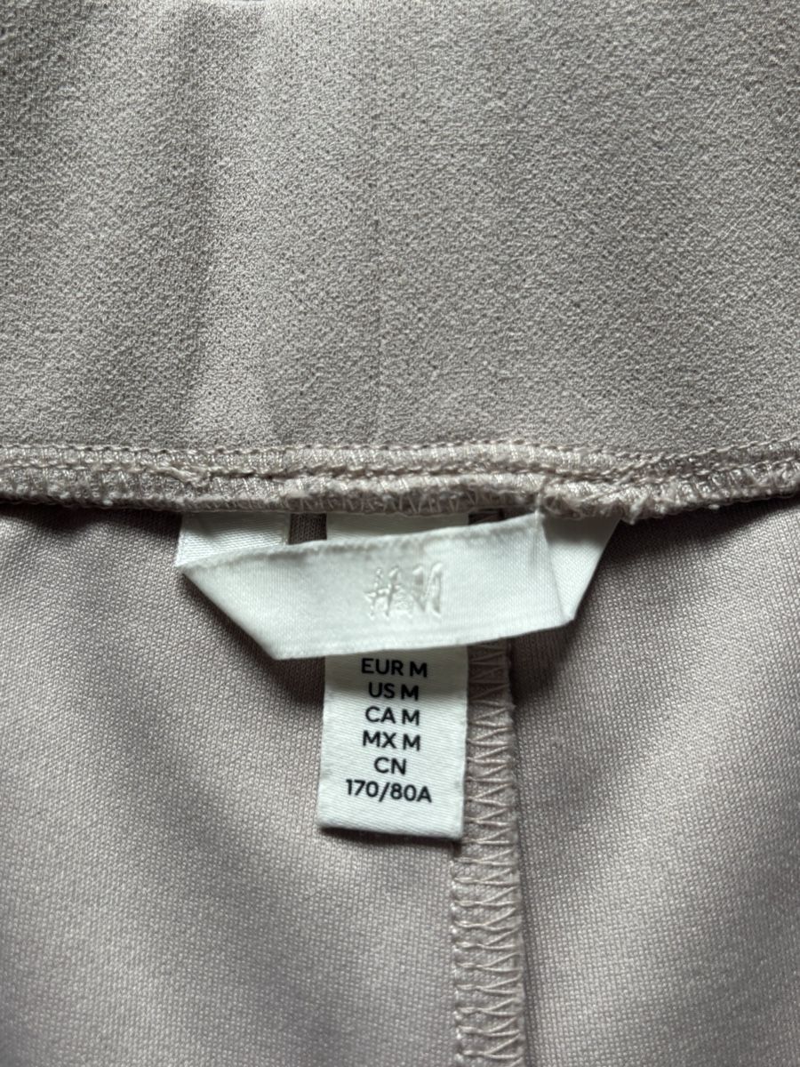 H&M Hosen: short H&M beige, taille M – Gebraucht aus Tavannes von callie.mcli 2