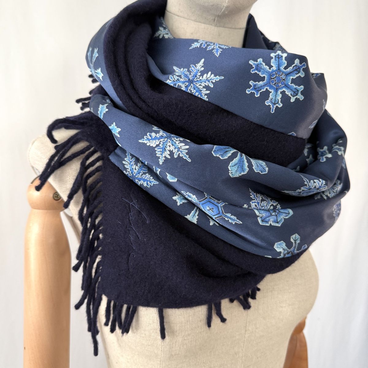 Fabric Frontline Foulard & Sciarpe: FABRIC FRONTLINE Silk & Cashmere Scarf – Nuovo (secondo la descrizione) da Emmen venduto da Colette-Juliette 3
