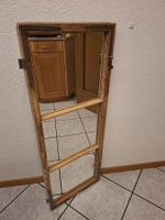 Antikes restauriertes Fenster mit Spiegel