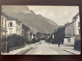 ECHTFOTOKARTE GLARUS Burgstrasse, belebt, Strassenlaternen