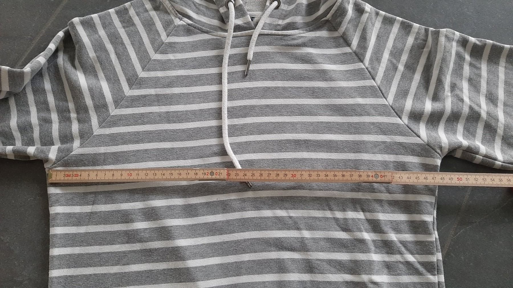 Pullover & Sweatshirts: BELOWZERO Kapuzenpullover Grösse S/164 – Gebraucht aus Dübendorf von Luuuusmeitli12 5