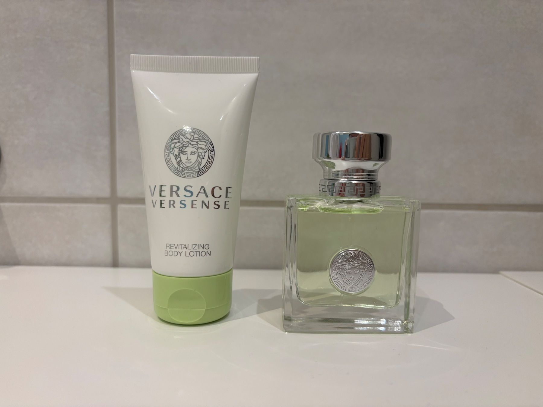 Versace Profumi & Eau de Toilette: Versace Versense Parfüm+Bodylotion – Nuovo (secondo la descrizione) da Niederbipp venduto da mal_wq8k