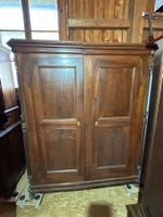 Nussbaum Schrank mit Säulen, 2  Türen, H202 B160, T55 cm
