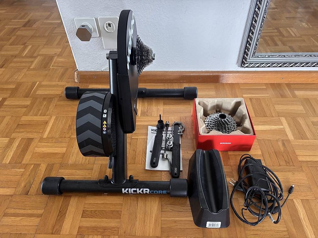 Vélos d'appartement:     Wahoo KICKR CORE inkl. 2 Kassetten – D'occasion à Greifensee par ralpholivier 1
