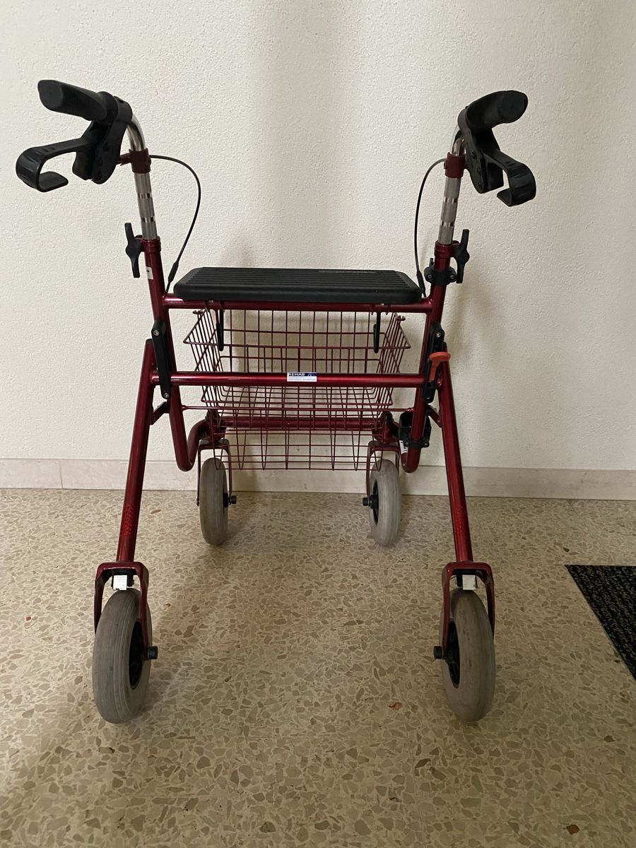 Aides à la marche: Rollator – D'occasion à Rapperswil SG par Hubeli 2