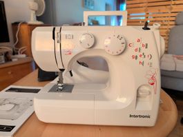 Nähmaschine Intertronic weiss mit Zubehr und Abdeckung