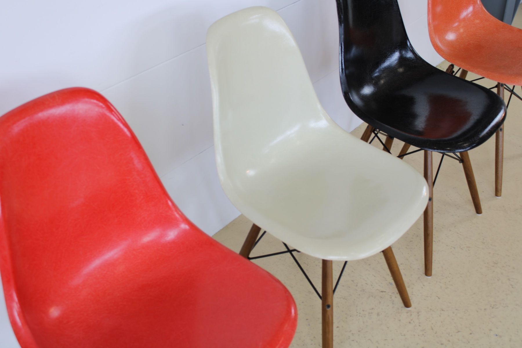 Stühle: Eames Fiberglas Stühle Hermann Miller – Gebraucht aus Meinisberg von atelier_TILIJA 3