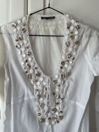 TRES IBIZA Weisses Sommerkleid mit Muscheln S