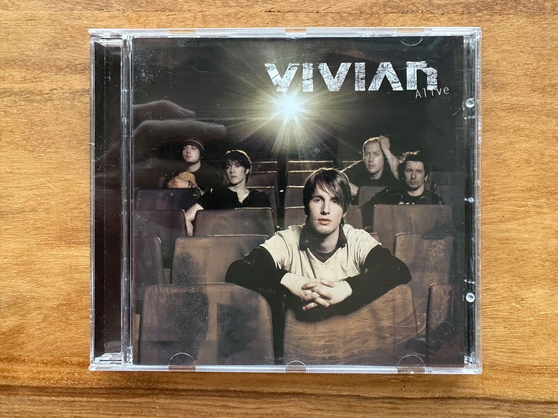 CD: Vivian - Alive – Usato da Horgen venduto da flyingpenguin2000