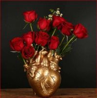 Vase Herz goldfarbig, kreatives Design.