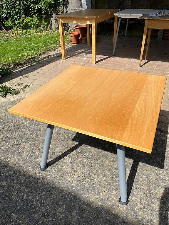 Tavoli: Jolie table carrée avec hauteur réglable – Usato da Yvonand venduto da Dan2202 1
