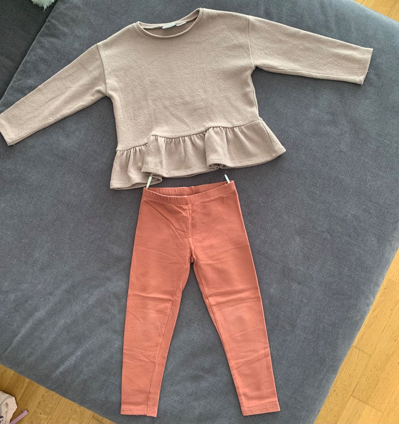 Maglioni & Felpe: Pullover und Leggins Gr.110 – Usato da Bülach venduto da engeli92