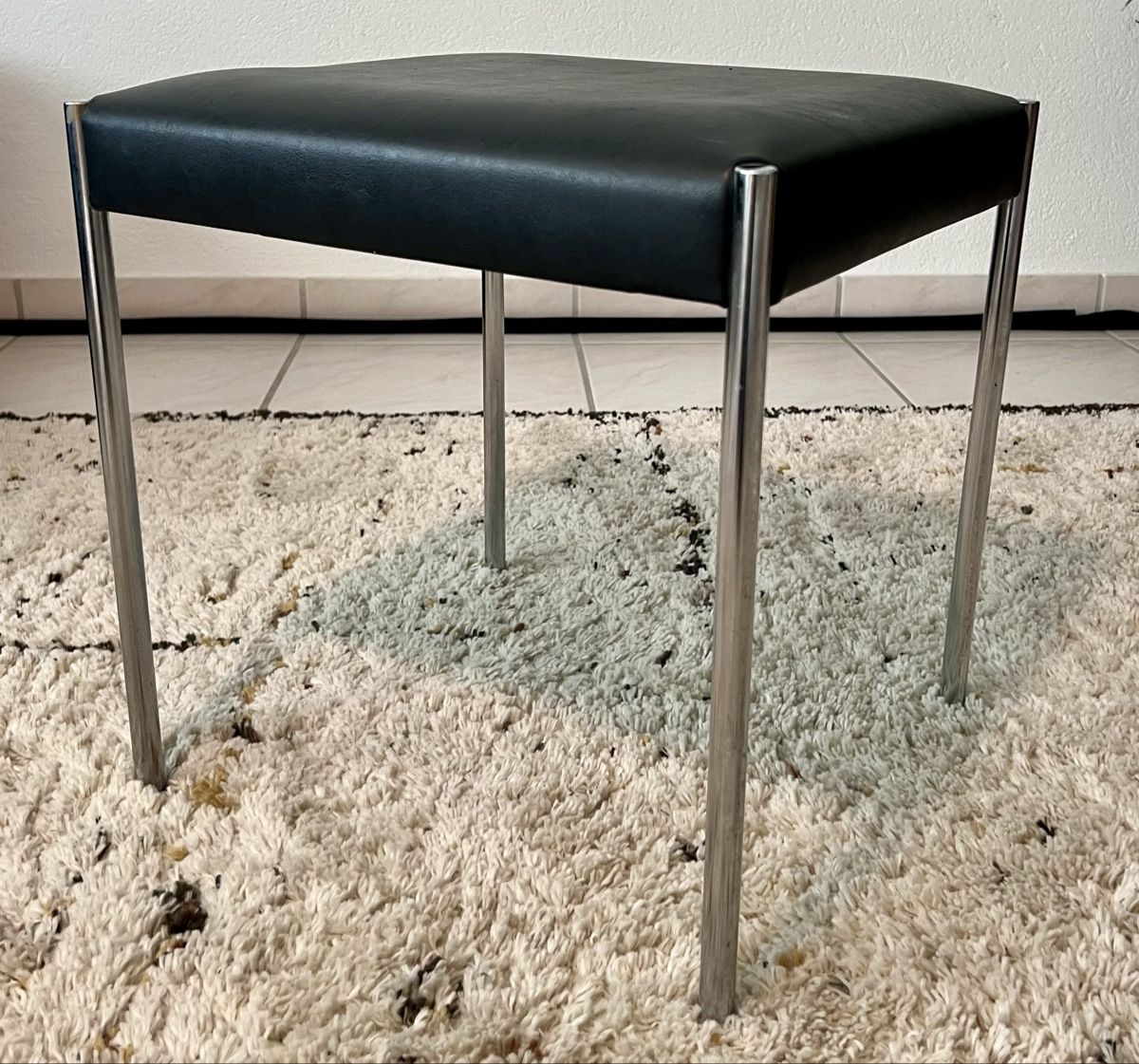 Sgabelli: Schwarzer Mid Century Hocker Chrom-Beinen - Zeitloses Design – Usato da Hunzenschwil venduto da Madachica 8