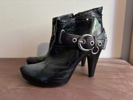 Stiefeletten Leder schwarz Schnallen Absatz