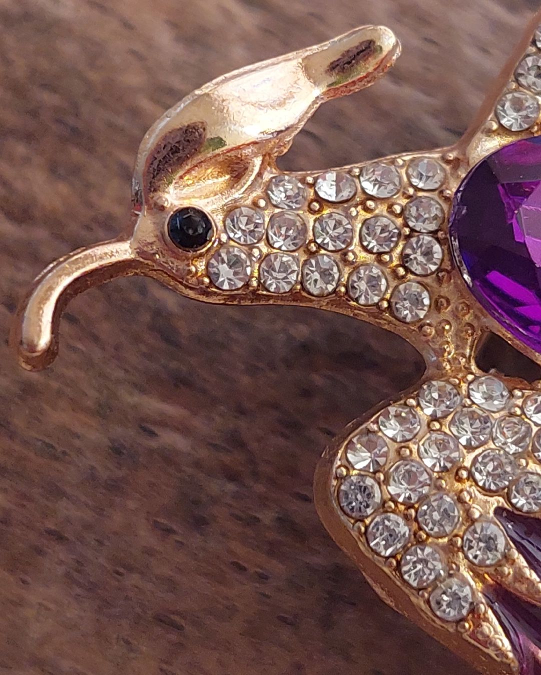 Spille & Fermagli: Schöne Brosche Phoenix mit lila Stein & Strass – Nuovo (secondo la descrizione) da Oberwil BL venduto da Kukkaniitty