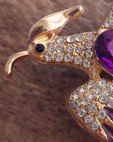 Schöne Brosche Phoenix mit lila Stein & Strass