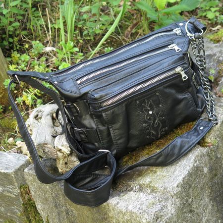 Umhängetasche Damen aus schwarzem Leder mit vielen Fächer