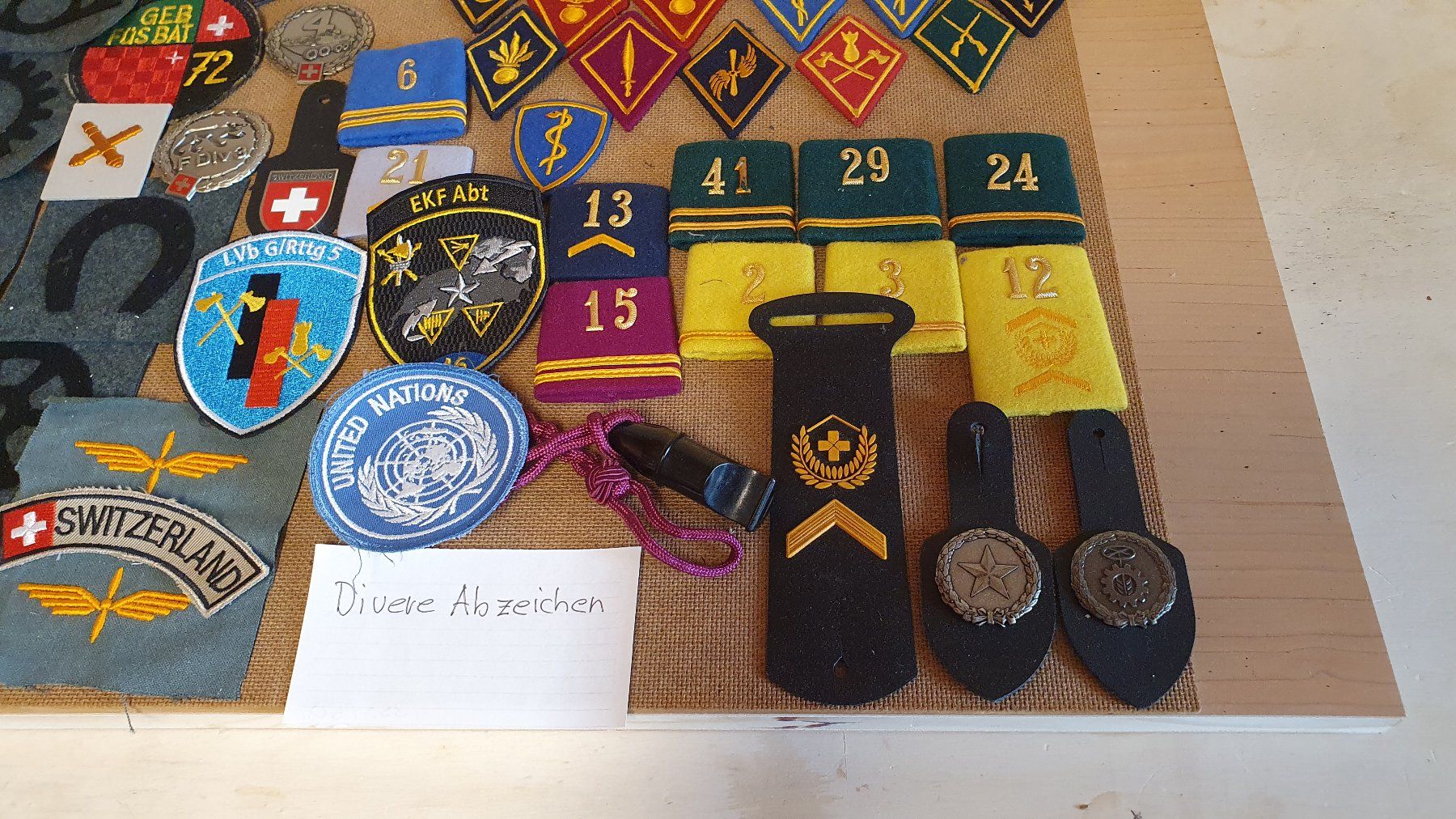 Armée suisse Uniformes: Diverse Abzeichen der Schweizer Armee – D'occasion à Richigen par Auerhahn11 3
