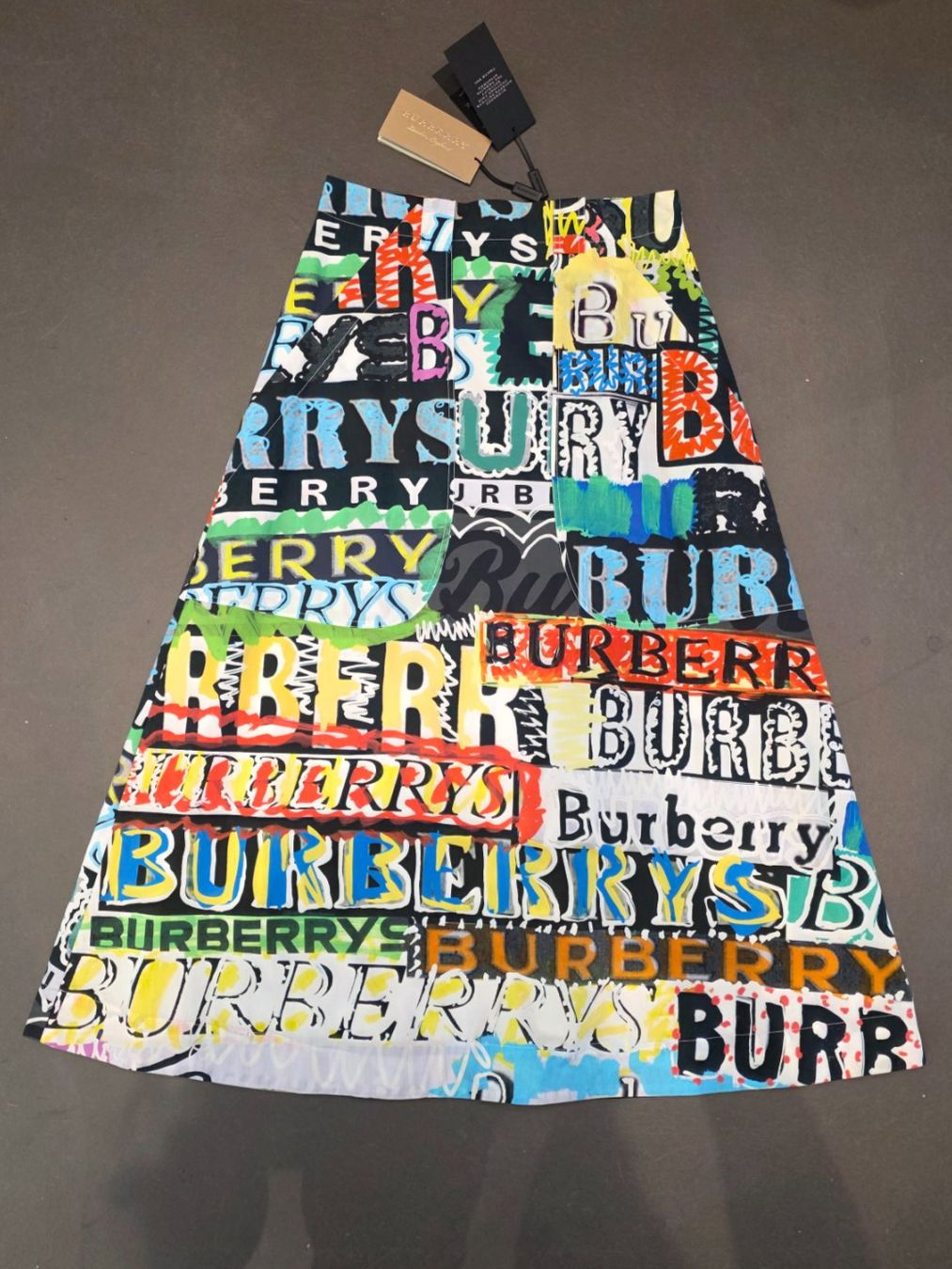 Burberry Gonne: Neuer Burberry Rock – Nuovo e nell'imballaggio originale da Zürich venduto da ANU-AnimalsNeedUs