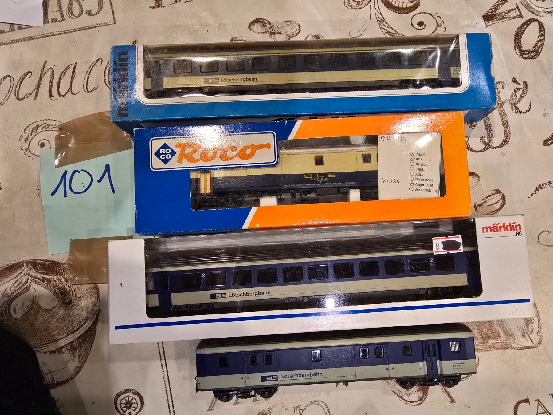 Modellini di ferrovie: BLS Wagen Roco 2 mal +  2 mal Märklin – Usato da Mauren TG venduto da Defrancesco