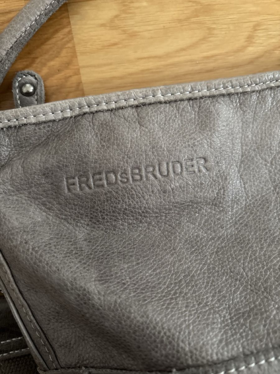 FredsBruder Borse da donna: FredsBruder  Tasche Grau Leder – Usato da langenthal venduto da rundholz7 4