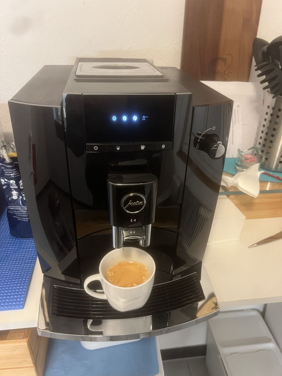 Jura Macchine per caffè & Macchine per espresso: Jura E4 Kaffeevollautomat – Usato da Urtenen-Schönbühl venduto da mit_q9fb