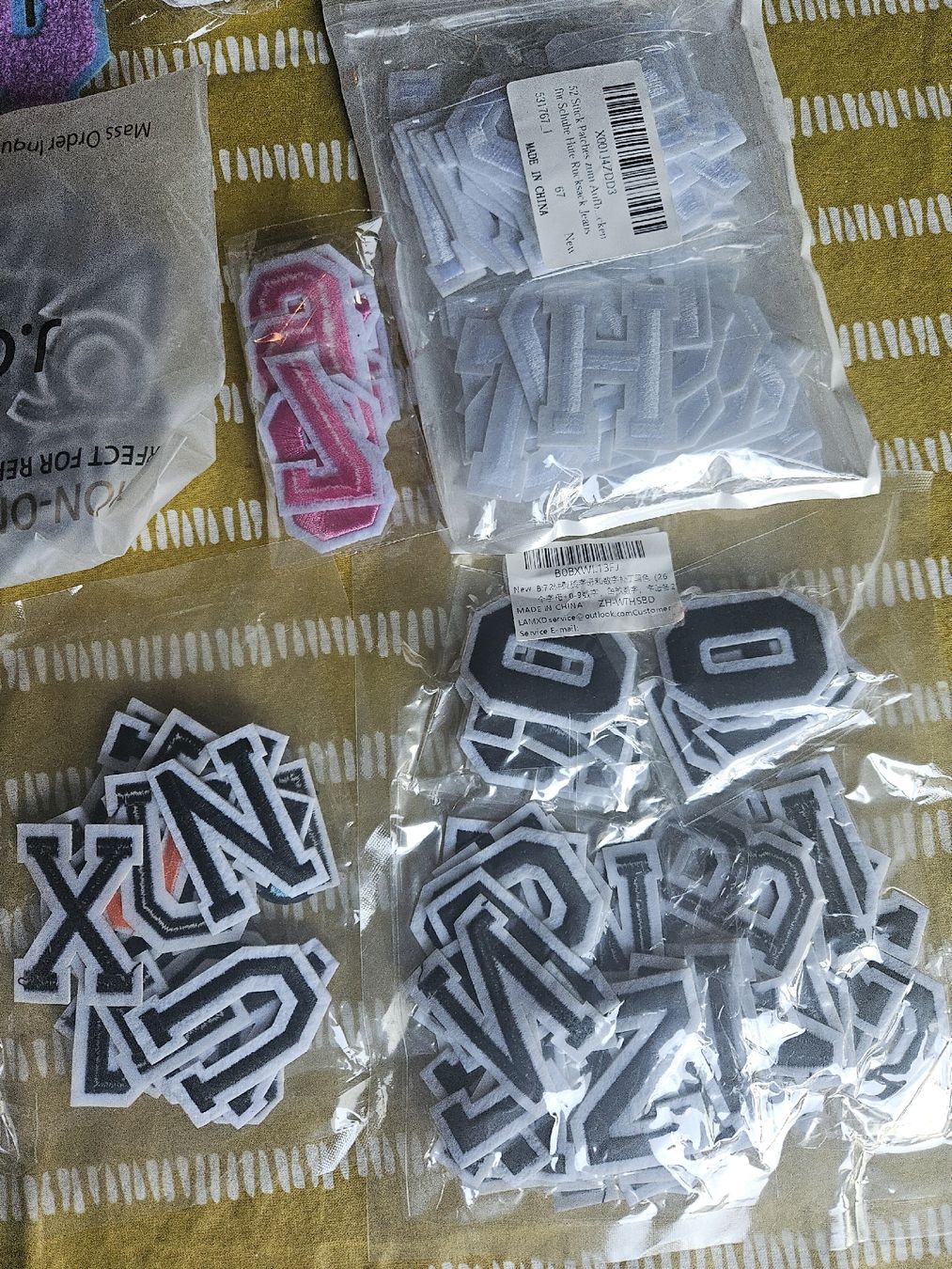 Patches: gros lot de lettres brodées a coller – Neu (gemäss Beschreibung) aus Thônex von lacomtessedesfees 1