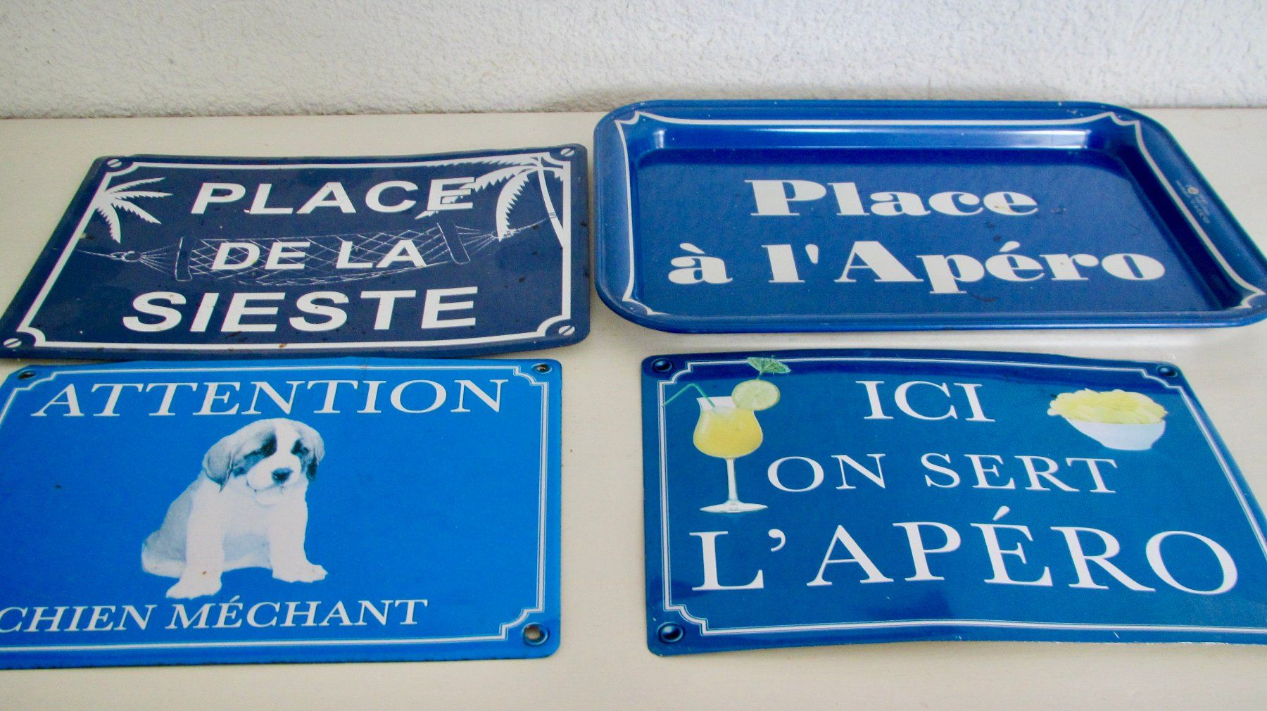 Insegne: 4 PLAQUES EN METAL AVEC INSCRIPTIONS – Usato da Murten venduto da Selliot