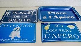 4 PLAQUES EN METAL AVEC INSCRIPTIONS