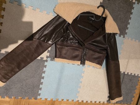 Braune Kunstlederjacke mit Fellkragen, Grösse S, neu