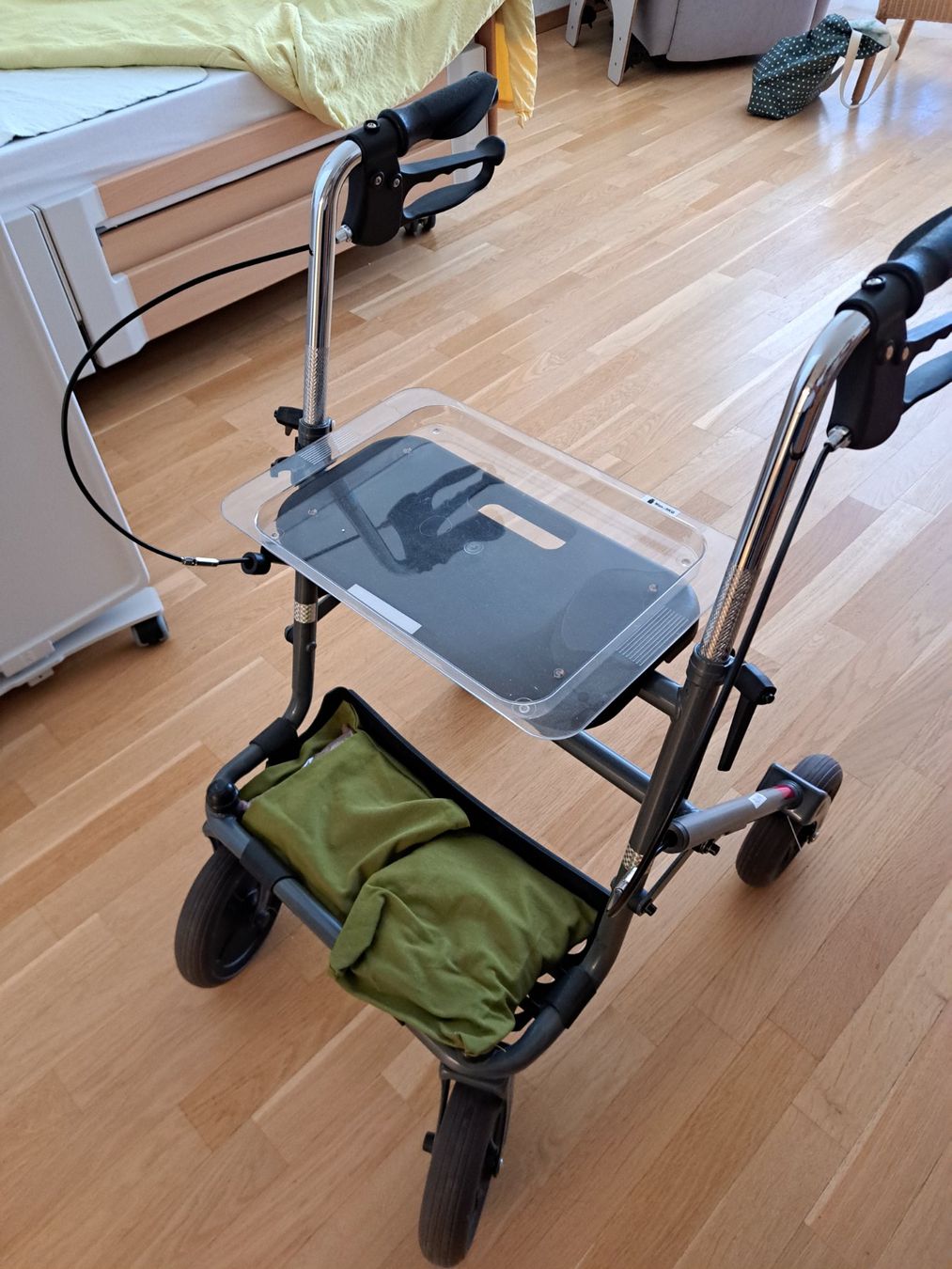 Aides à la marche: Gehhilfe/Rollator – D'occasion à Ermenswil par ChristinaMo 3