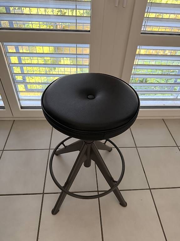 Tabourets: Table de bureau & tabouret  – D'occasion à Bern par saf_bdy5 1