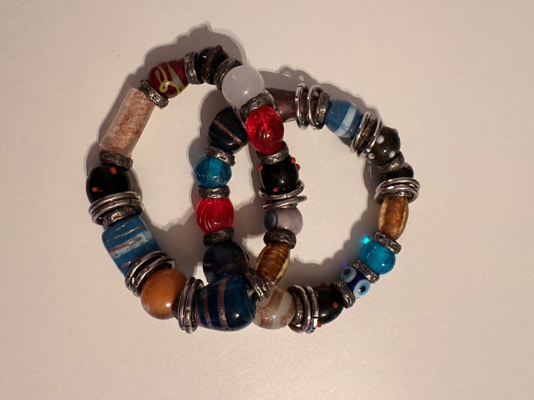 Bracciali & Braccialetti: Zwei Armbänder mit Glasperlen – Usato da Tuggen venduto da wollistar