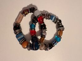 Zwei Armbänder mit Glasperlen