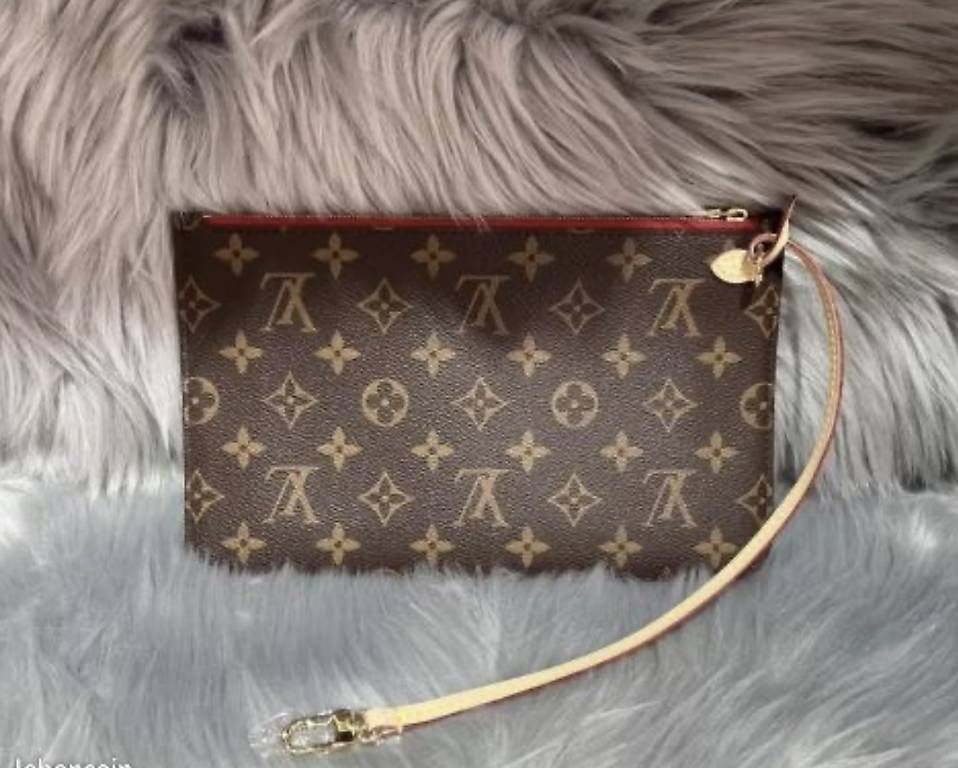 Sacs femmes: Louis Vuitton Pochette – D'occasion à Basel par cla_svt7