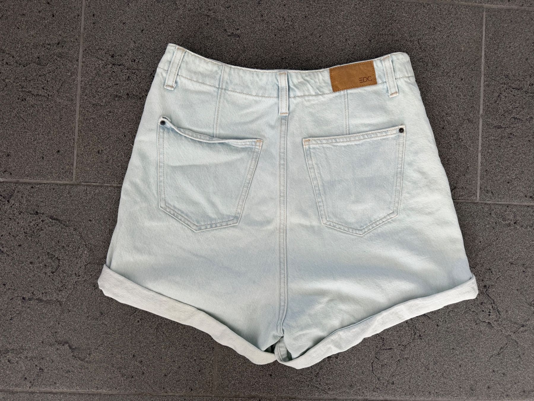 Esprit Hosen: Jeans-Shorts hellblau Grösse 28 – Neu (gemäss Beschreibung) aus Rupperswil von Nila_7 1