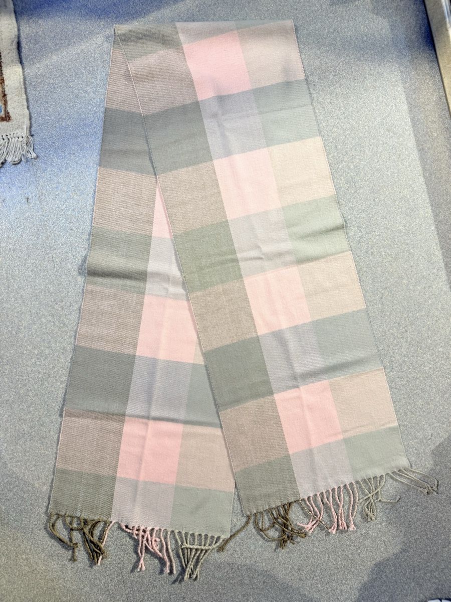 Foulard & Sciarpe: Warmer, weicher Winter Schal mit Karomuster, neuwertig – Usato da Lachen SZ venduto da HelvetiaLuxury