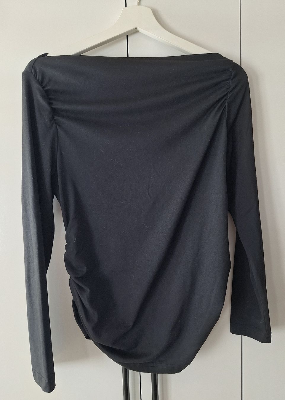 Tops: Umstandsshirt mit asymmetrischem Halsausschnitt – Gebraucht aus Mettmenstetten von ste_9tm8