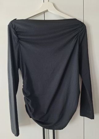 Umstandsshirt mit asymmetrischem Halsausschnitt
