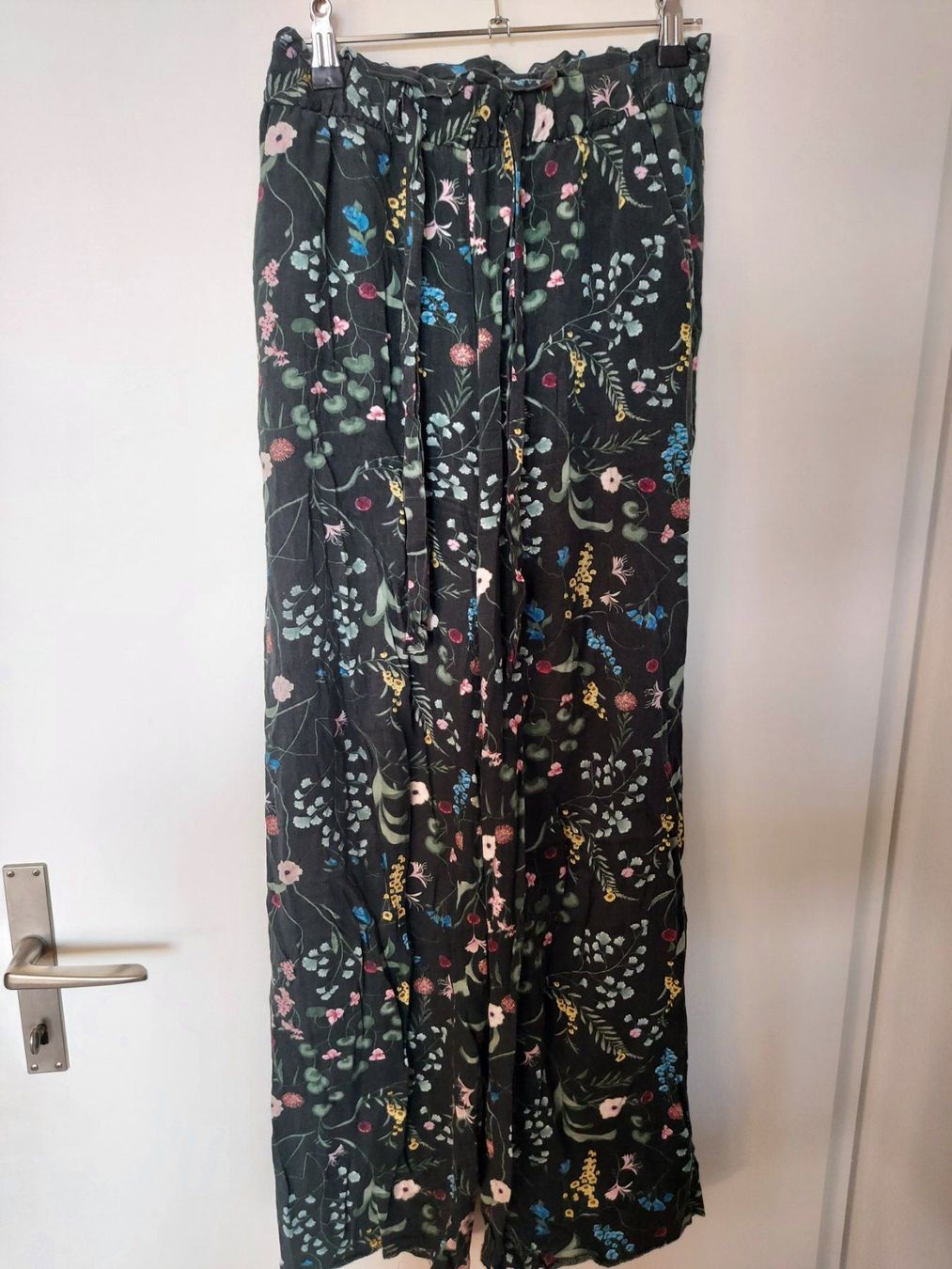 H&M Pantaloni: Stoffhose in tollem Blumenmuster – Usato da Muri b. Bern venduto da mar_2hpg